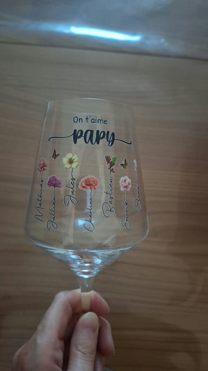 Customer photo review of Le jardin de Mamie - Verre à vin personnalisé avec fleurs de naissance pour Maman et Mamie