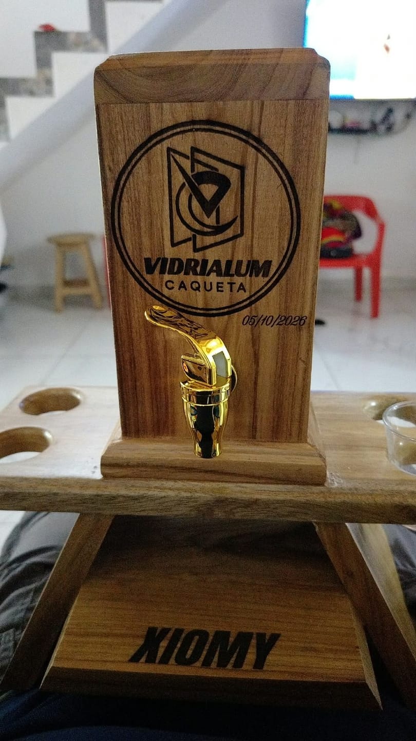 Customer photo review of Dispensador de licor Premium - Porta copas incluido