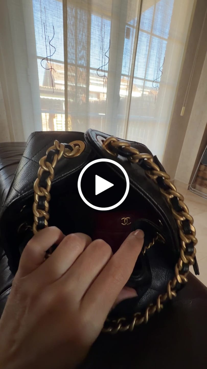 Customer video review of CC 25C Hobo Bag 30cm Black Grained Calfskin