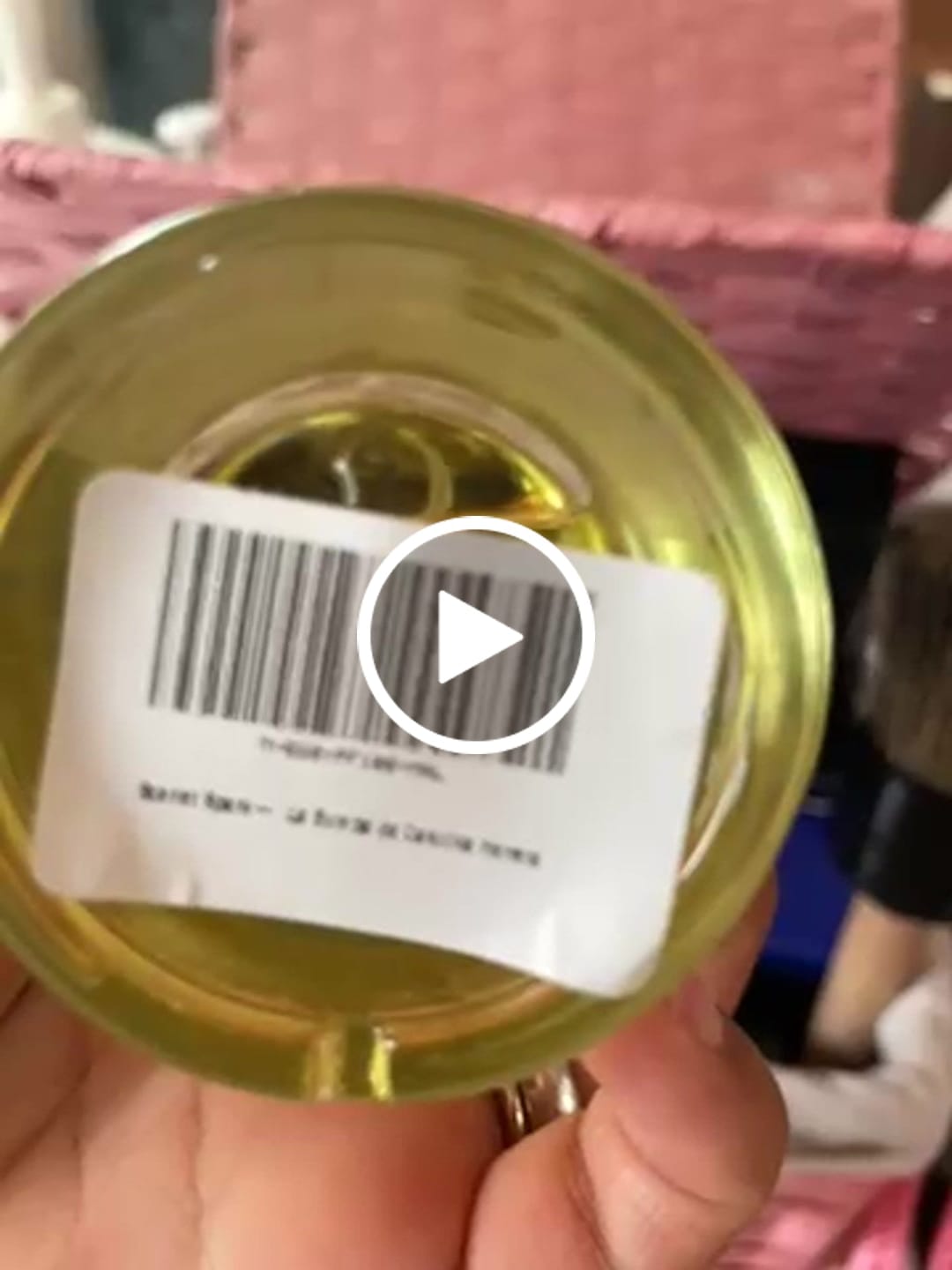 Customer video review of Scarlet Spark — Inspirado en La Bomba de Carolina Herrera