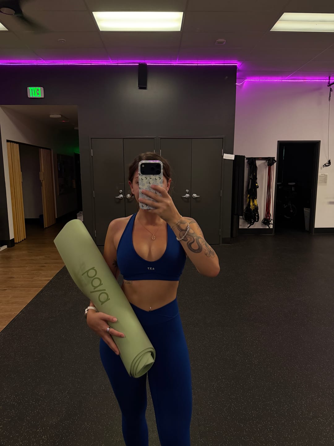 Customer photo review of The V Legging True Blue