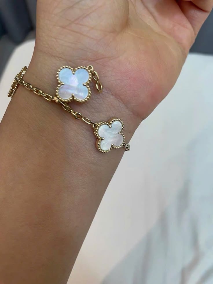 Customer photo review of Vintage Alhambra Mother of Pearl Clover 5 Motifs Bracelet