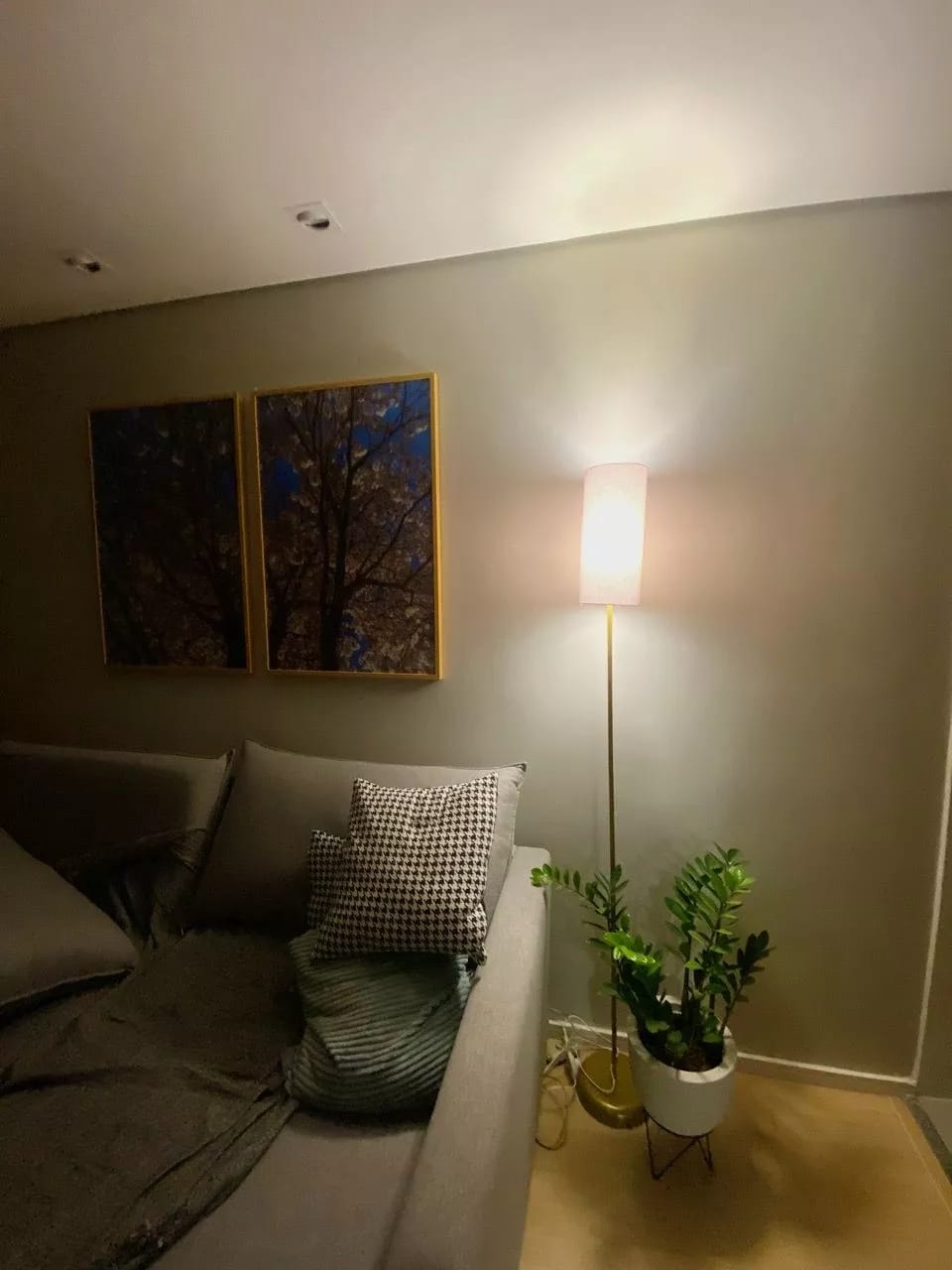 Customer photo review of Luminária de Chão Minimalista Dourada