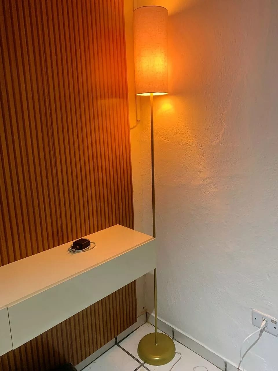 Customer photo review of Luminária de Chão Minimalista Dourada