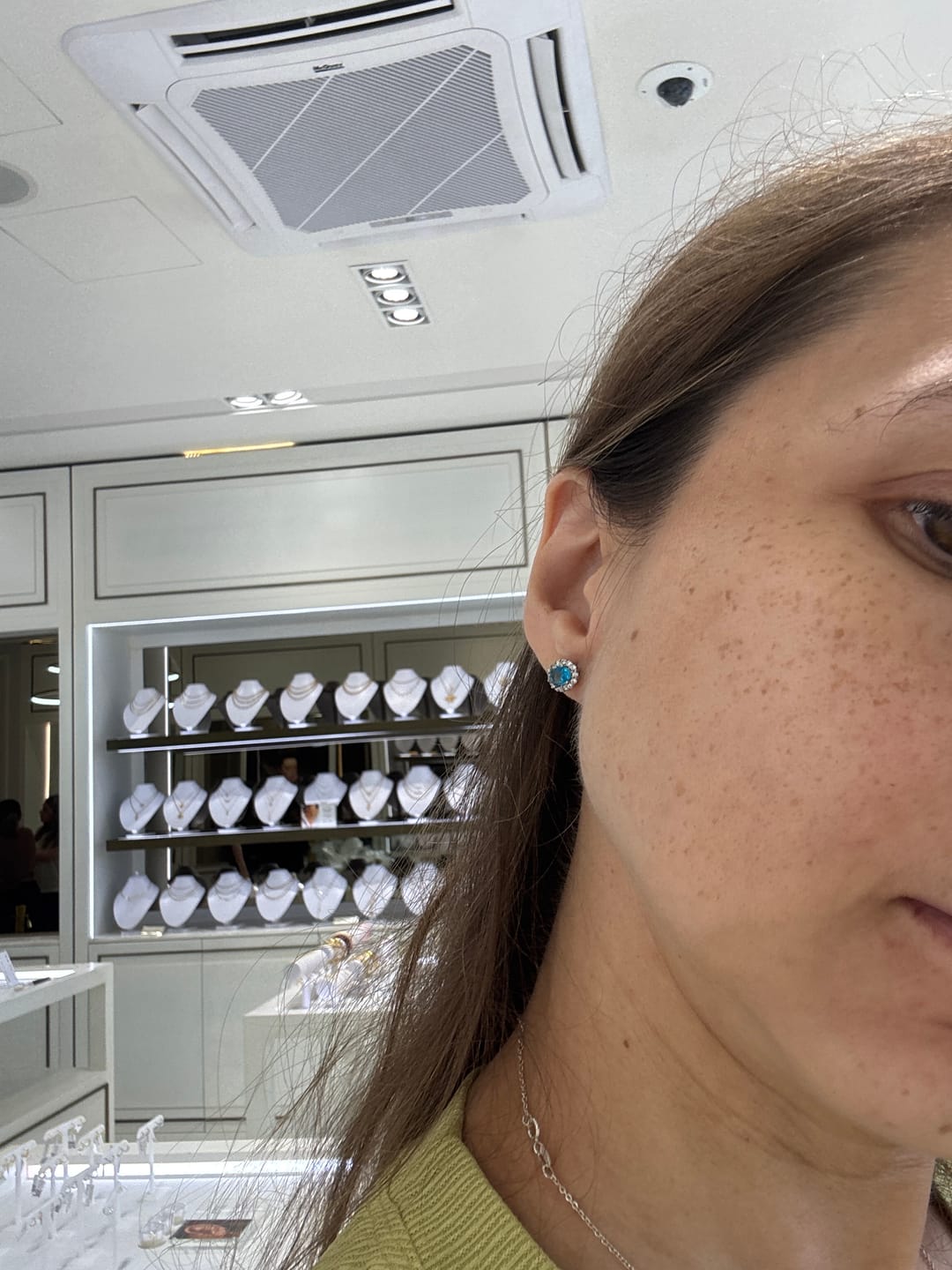 Customer photo review of Par Arete Ovalado Birthstone Plateado
