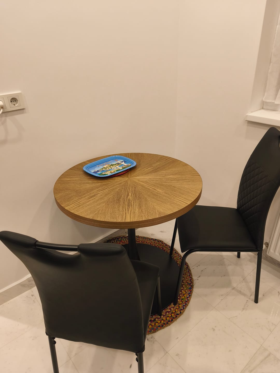 Customer photo review of Masa rotunda lemn bucatarie AMADEO, nuc/negru, 80x80x76 cm