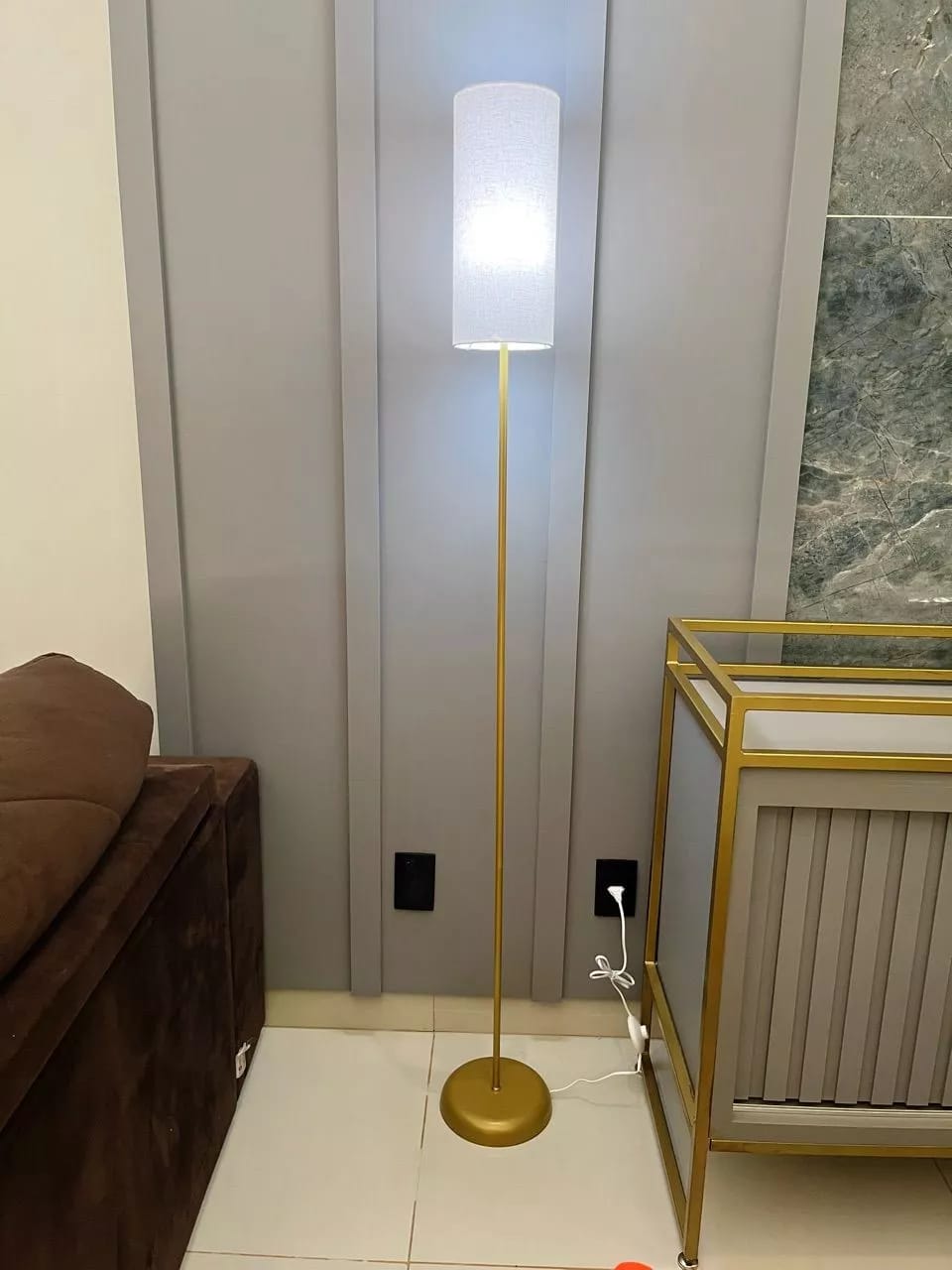 Customer photo review of Luminária de Chão Minimalista Dourada