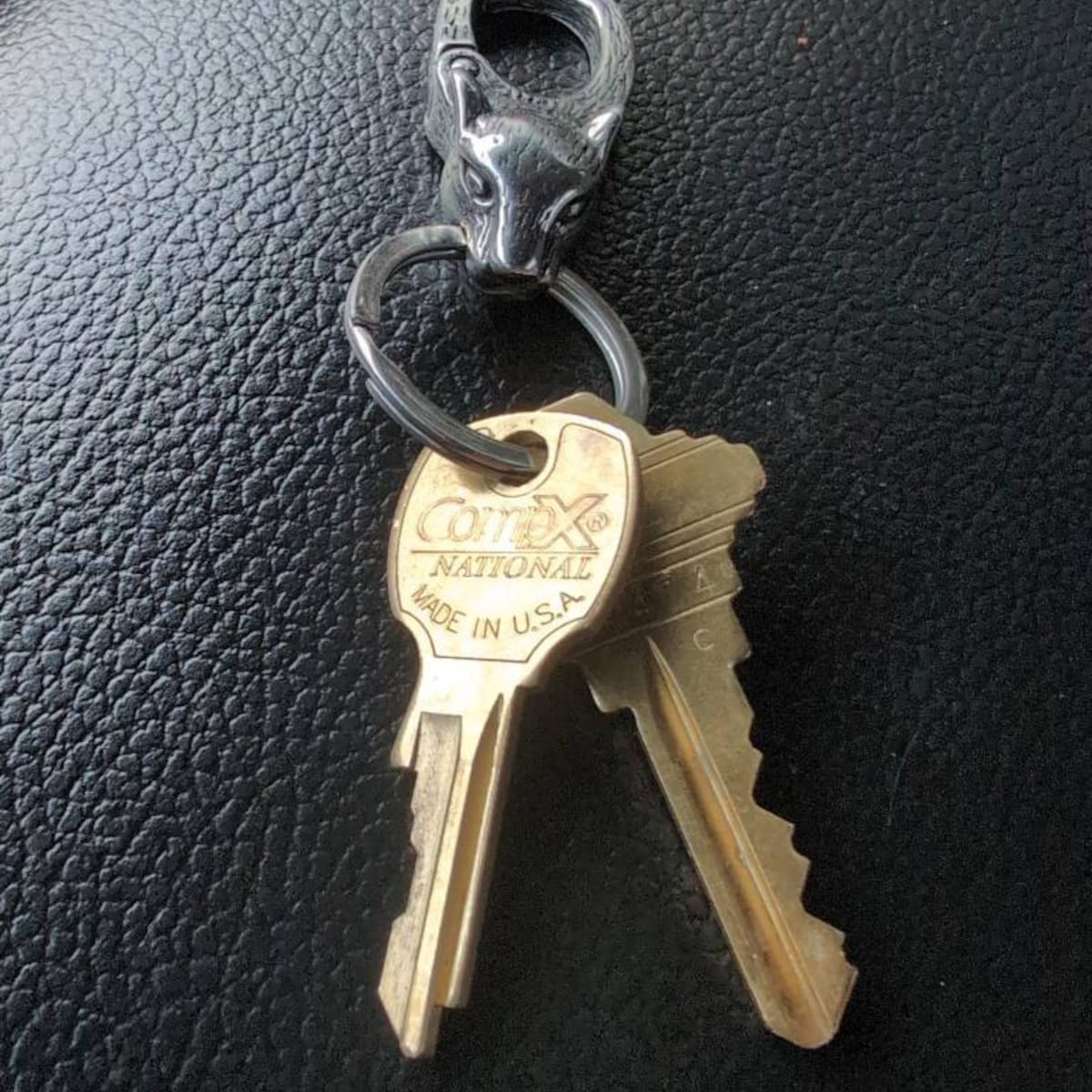 Customer photo review of Panthera Head Carabiner Keychain, Durable Metal Key Holder, Gift for Outdoor Enthusiasts, Secure Key Organizer
