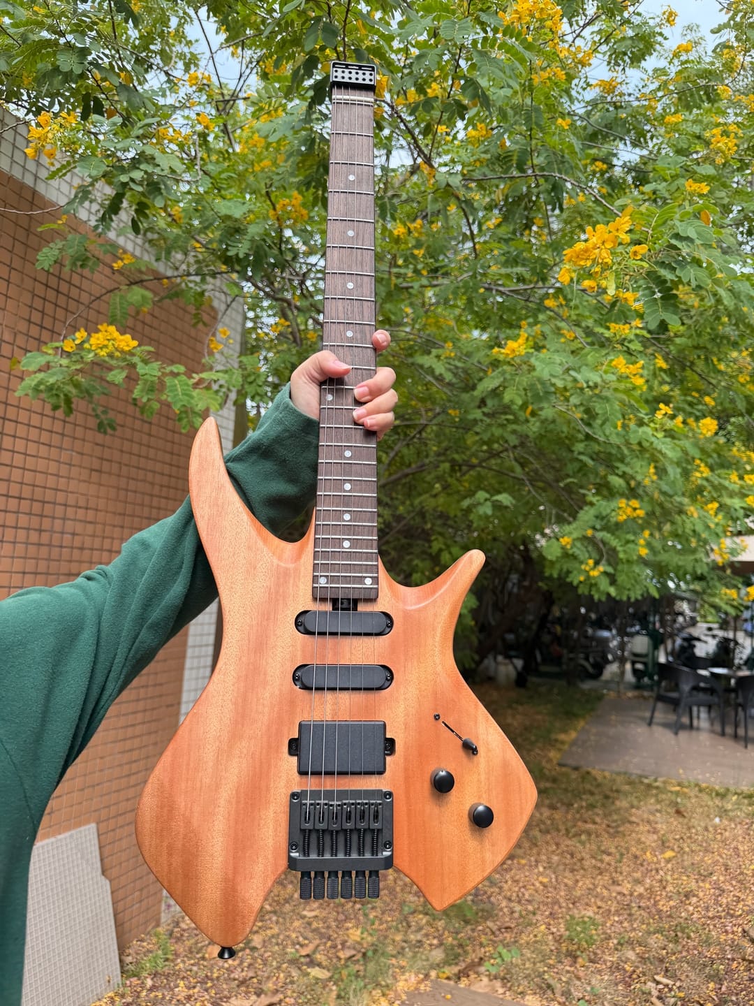 Customer photo review of Donner HLX-500 Headless Electric Guitar (NHL-500)