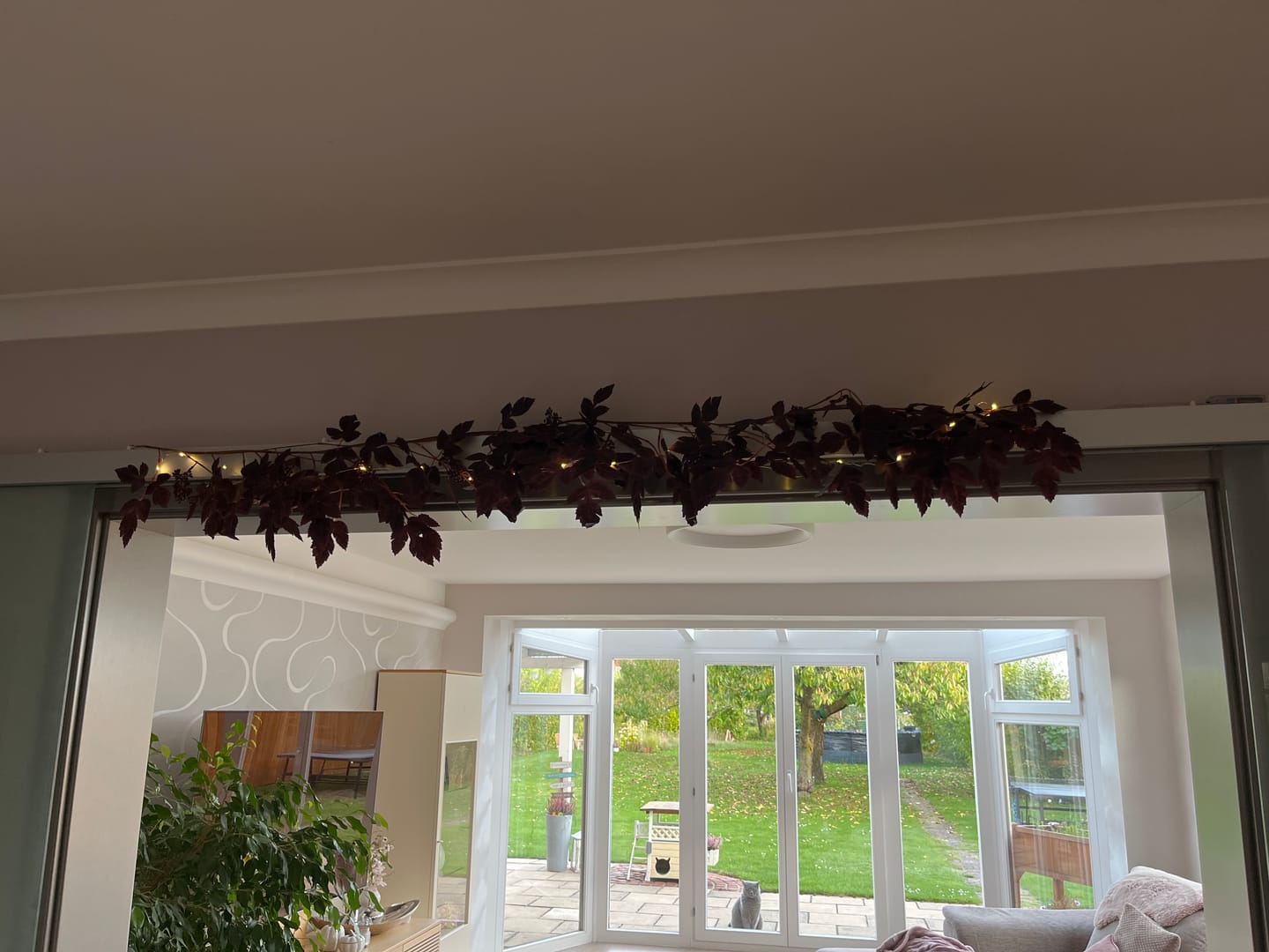 Customer photo review of Künstliche Ahorngirlande 180 cm, Täuschend Echte Herbstblätter-Ranke, Langlebige Herbstdeko für Zuhause, Hochzeit & Gastronomie