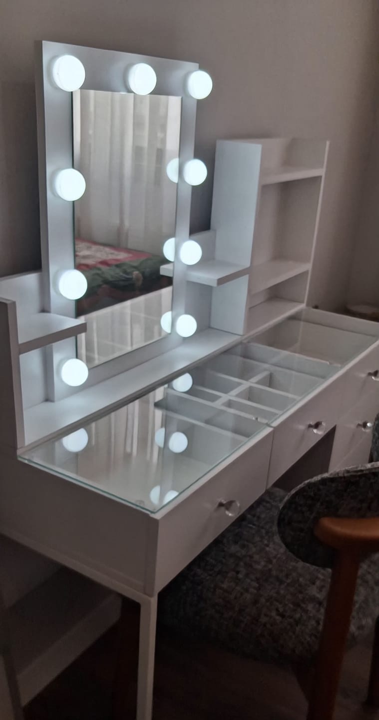 Customer photo review of Rani BJ141 Hollywood Işıklı Aynalı Kulis Makyaj Masası Cam Tablalı 6 Çekmeceli Takı Düzenleyici Beyaz