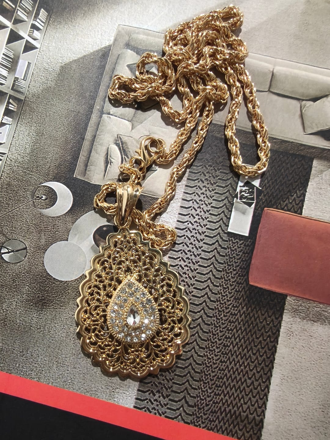 Customer photo review of HilalHaven Palace Filigree Gem Zinc Alloy Necklace — Vintage Hollow‑Mesh Teardrop Pendant with Twisted Rope Chain