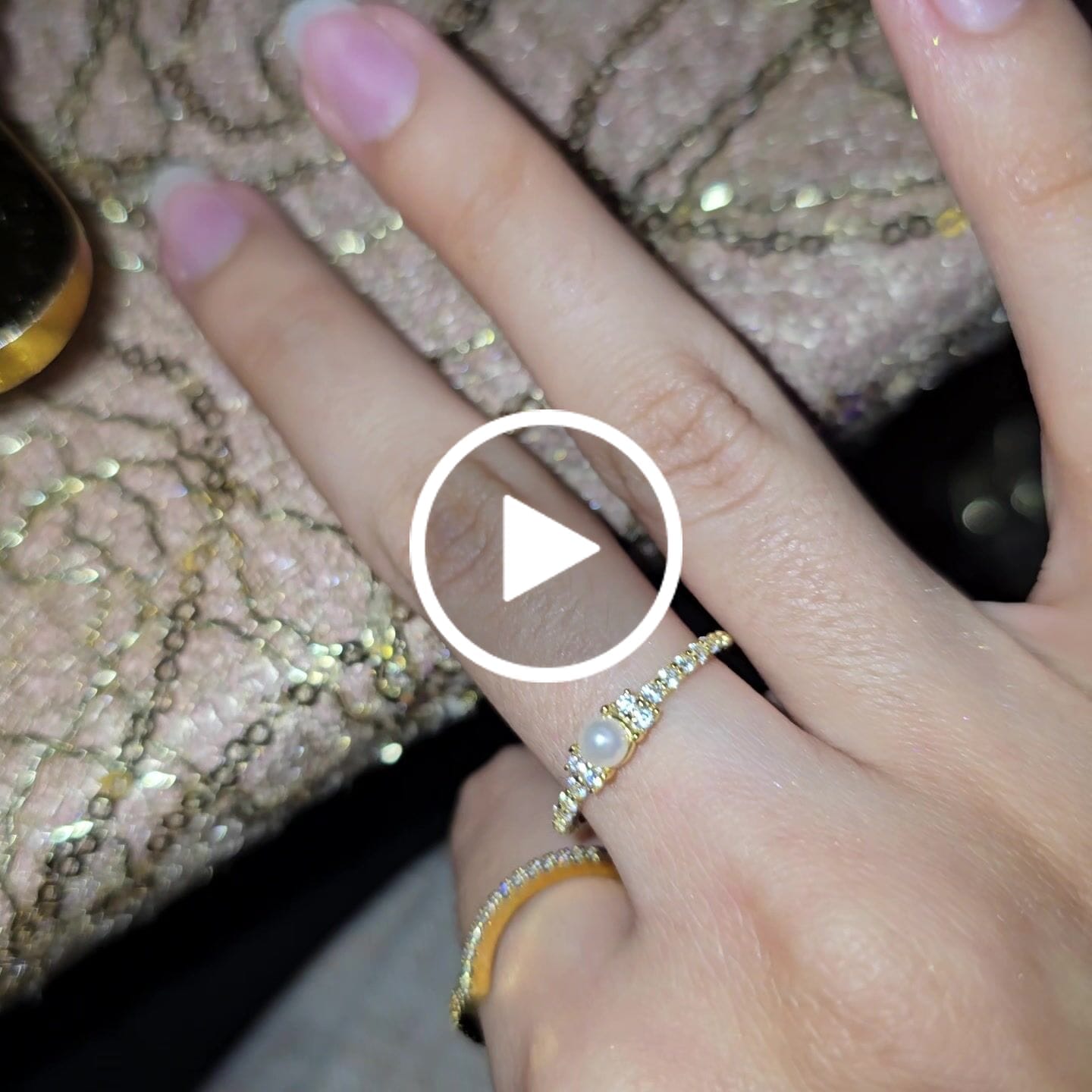 Customer video review of Anillo Perla Central y Zirconias