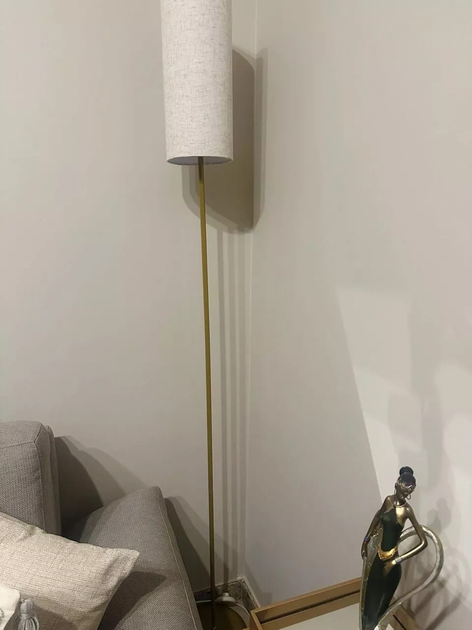 Customer photo review of Luminária de Chão Minimalista Dourada