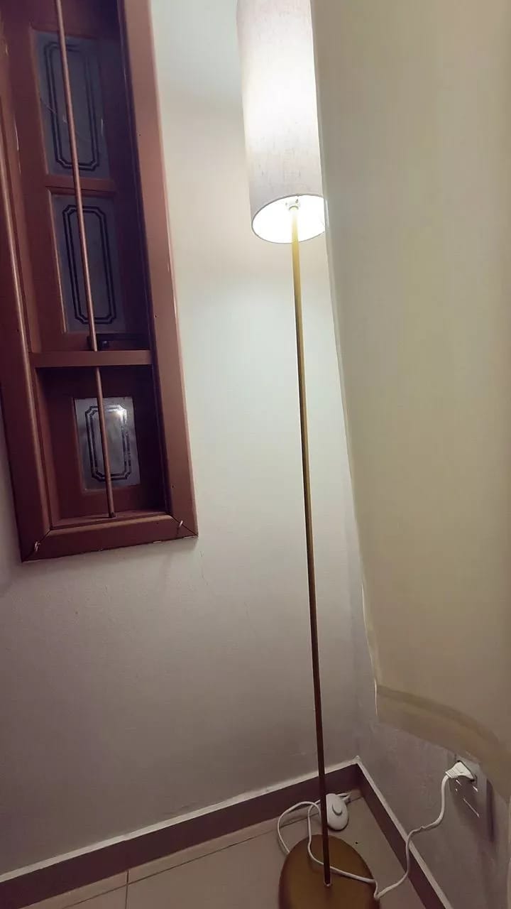 Customer photo review of Luminária de Chão Minimalista Dourada