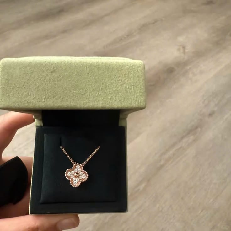 Customer photo review of Vintage Alhambra Diamond Clover 1 Motif Necklace