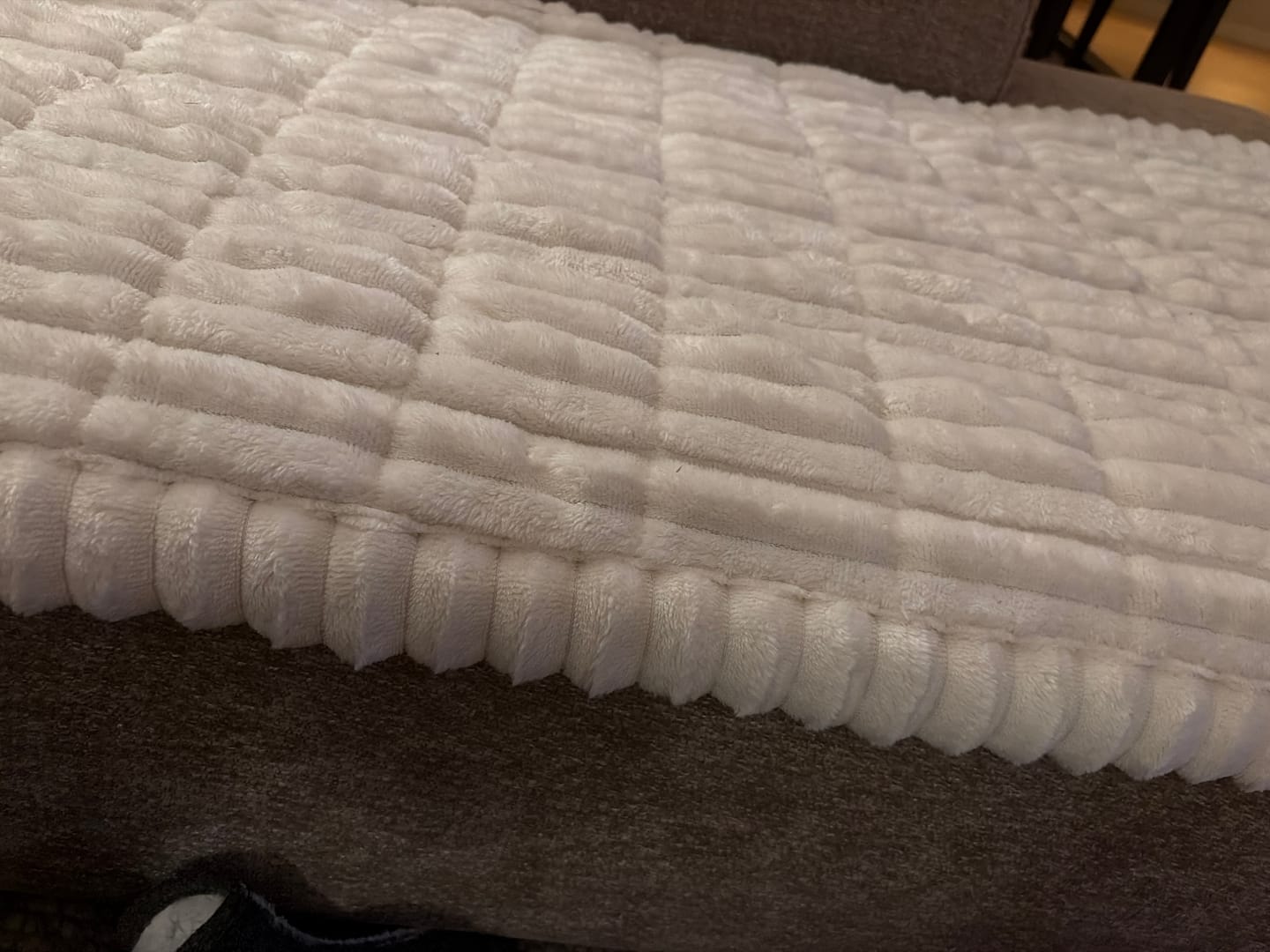 Customer photo review of Koselig Sofatrekk – Hundens favorittplass