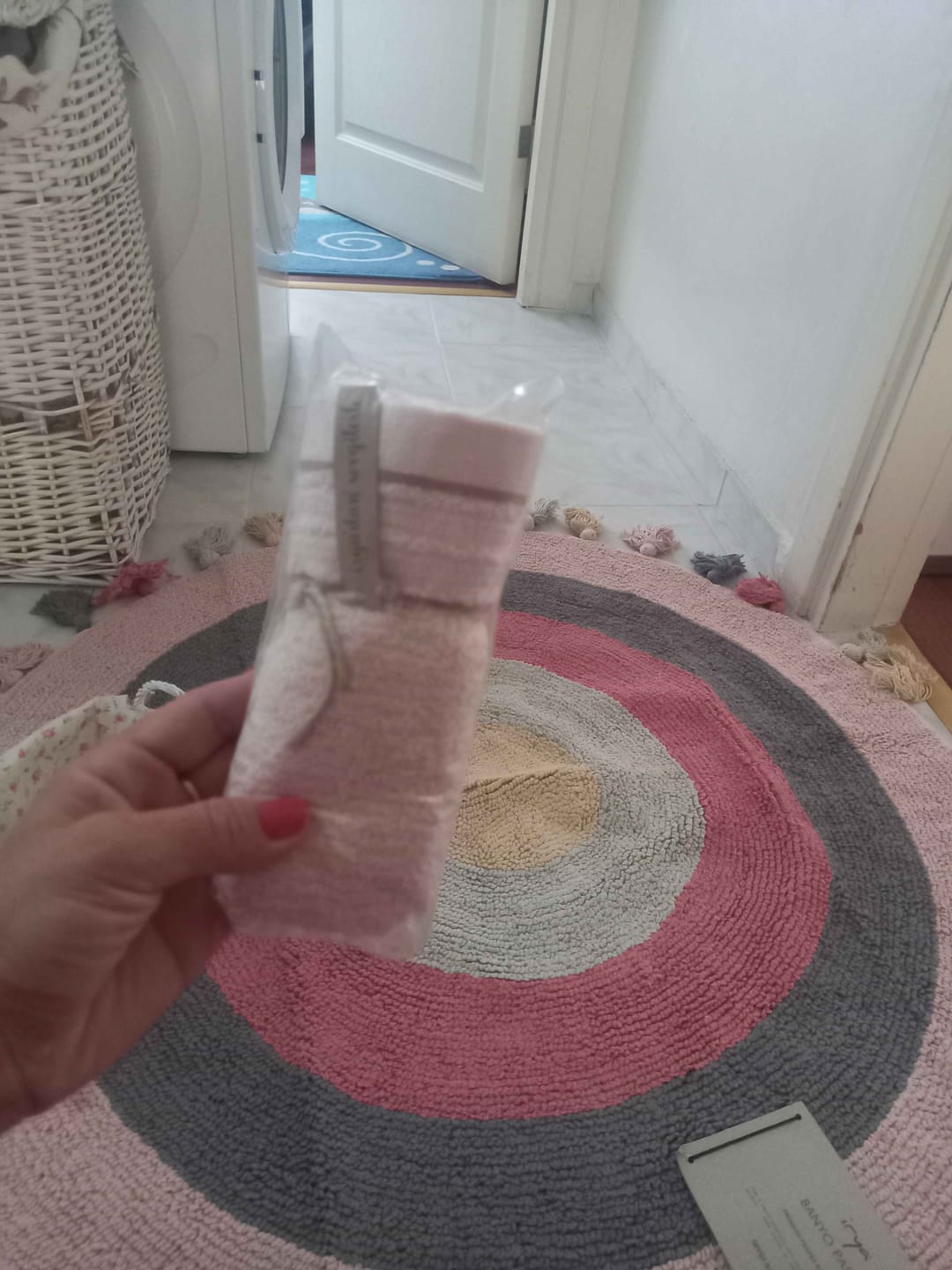Customer photo review of Laura Yuvarlak Banyo Paspası %100 Pamuk 100x100 Pembe