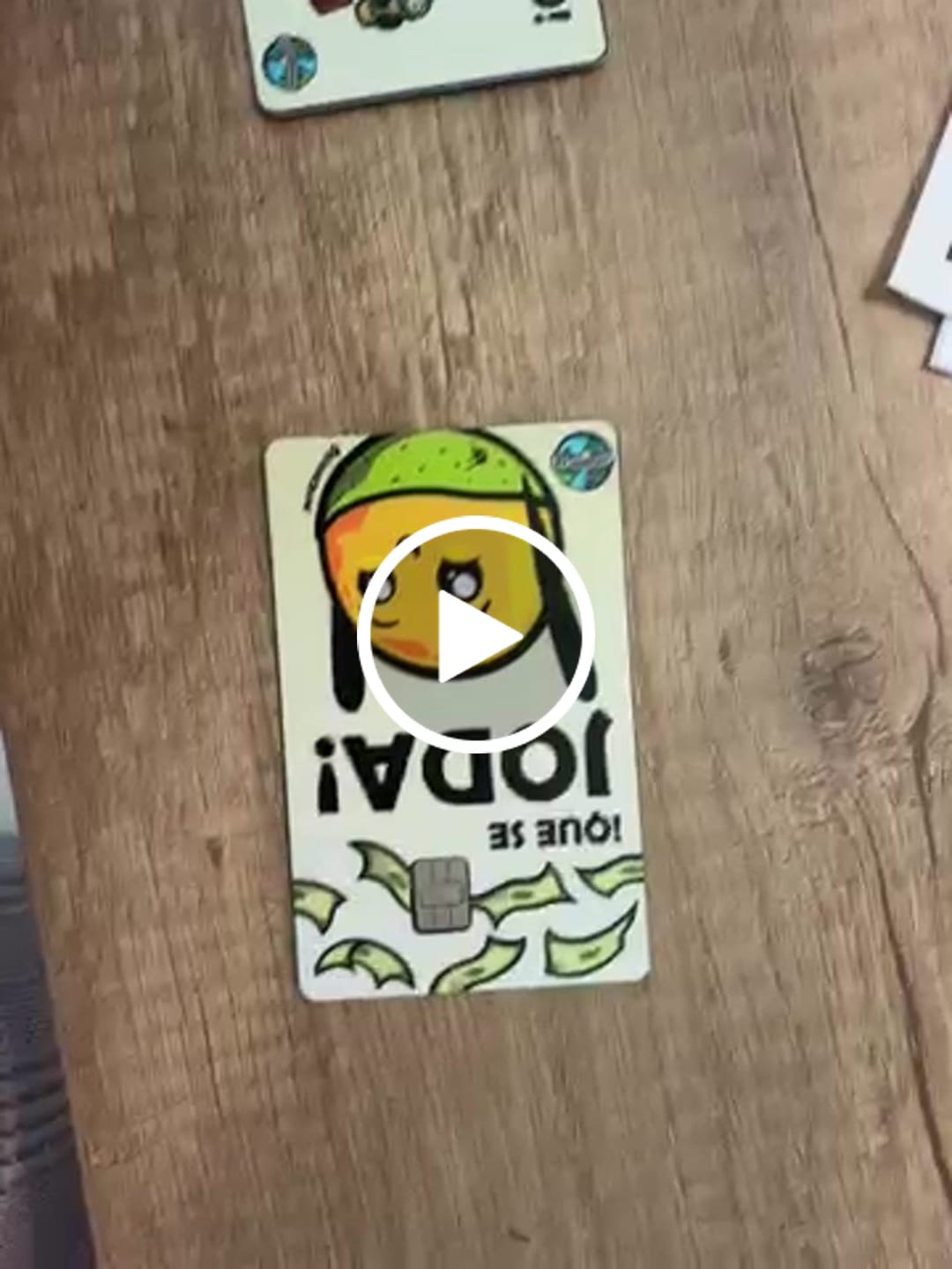Customer video review of Pa’ Eso Trabajo - Sticker para Tarjeta