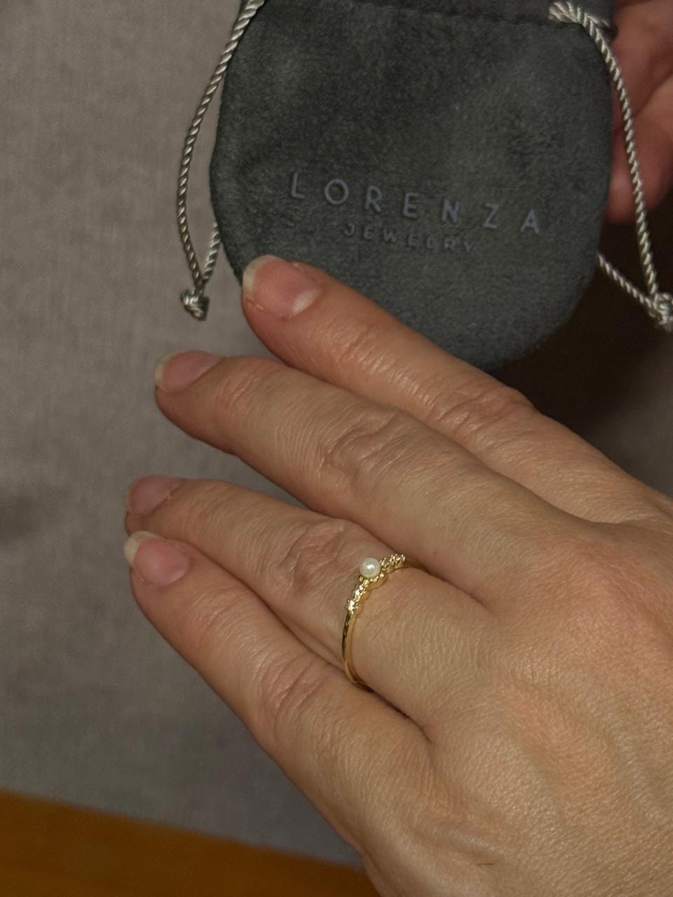 Customer photo review of Anillo Perla Central y Zirconias