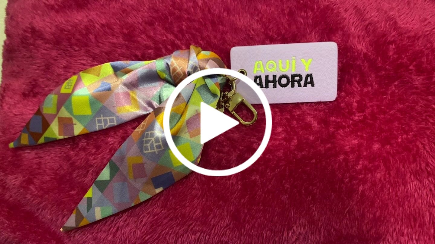 Customer video review of Charm Aquí y ahora bordado