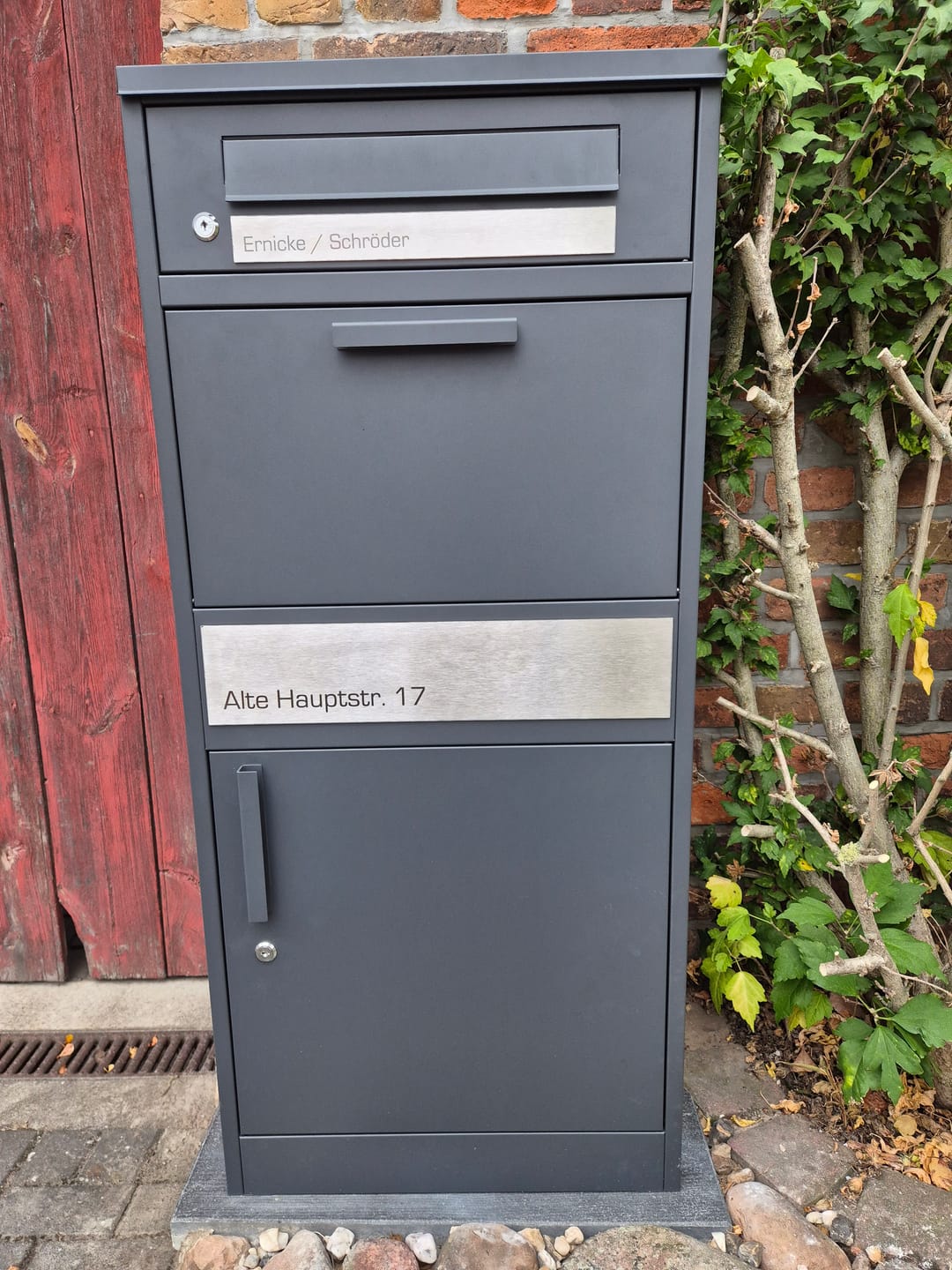 Customer photo review of Paketbox PB1 mit Briefkasten | anthrazit - RAL7016 | personalisiert mit Edelstahl-Schild