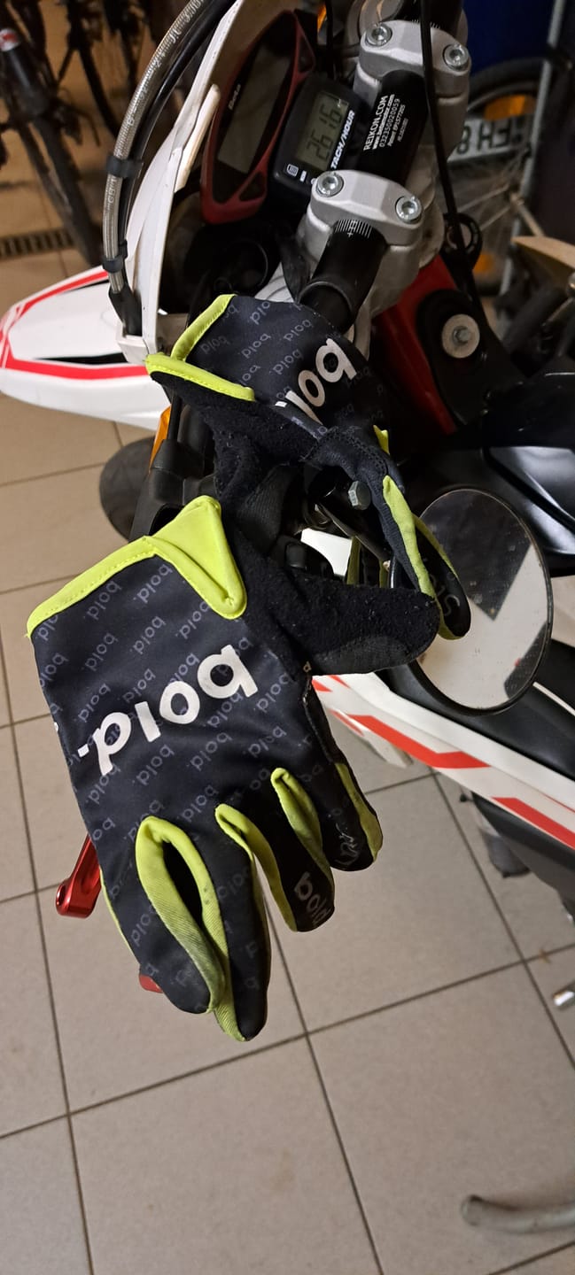 Customer photo review of bold. AIRFORCE MX GLOVES - Fluo Yellow