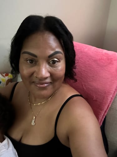 Reviewer showing glowing, smooth skin after using the Seranova Micro Infusion System.