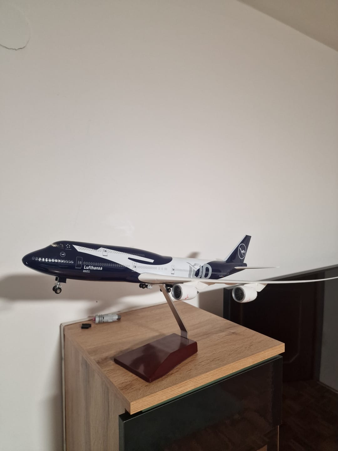 Customer photo review of Lufthansa Boeing 747-8 100 Years Edition 1:150 Scale Model