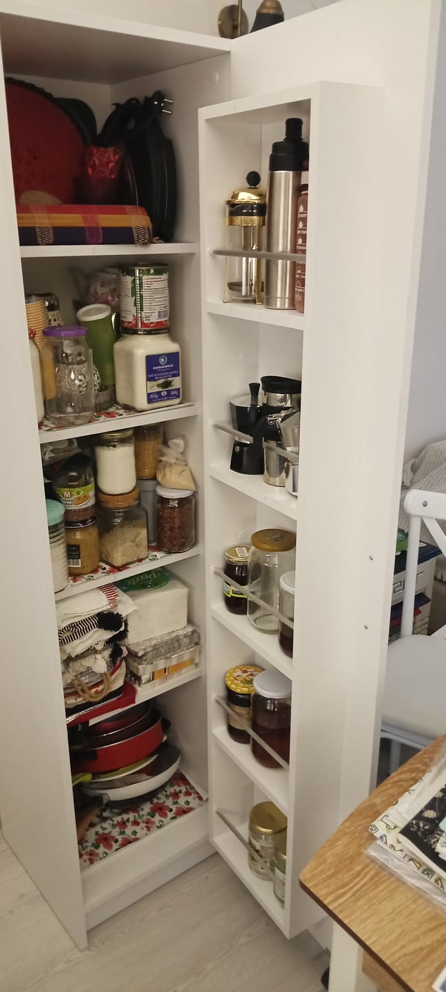 Customer photo review of Rani JE104 Çok Amaçlı Dolap Tekerlekli Tek Kapaklı Kiler Erzak Mutfak Dolabı Beyaz