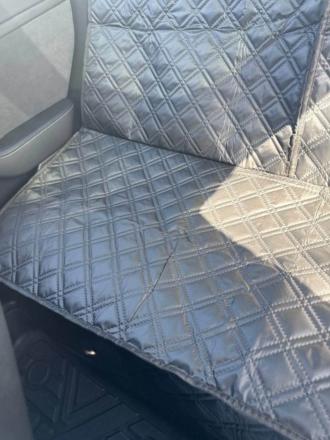 Customer photo review of Protector Impermeable para el asiento trasero del coche para perros