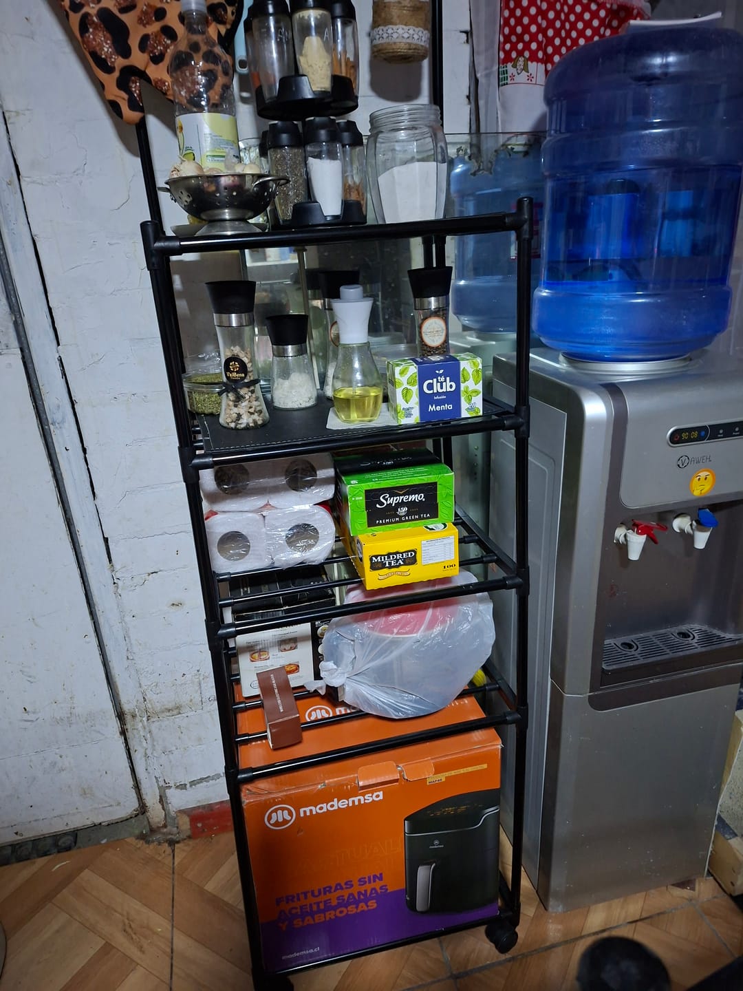 Customer photo review of Estante Organizador 5 Niveles con Ruedas y Ganchos