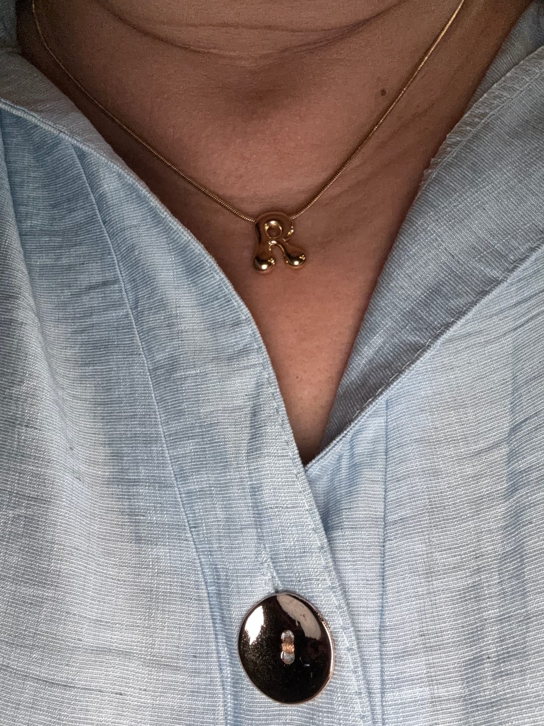 Customer photo review of Collar Delgado Inicial Bubble Dorado