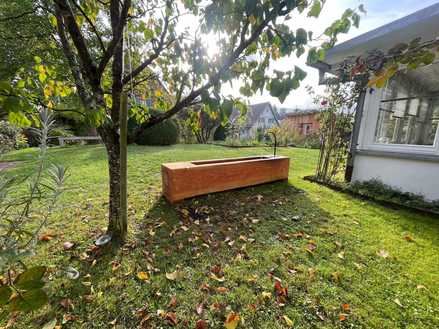 Customer photo review of Holzbrunnen ,,Buchstein" eckiger Holztrog Lärche mit Brunnenbogen