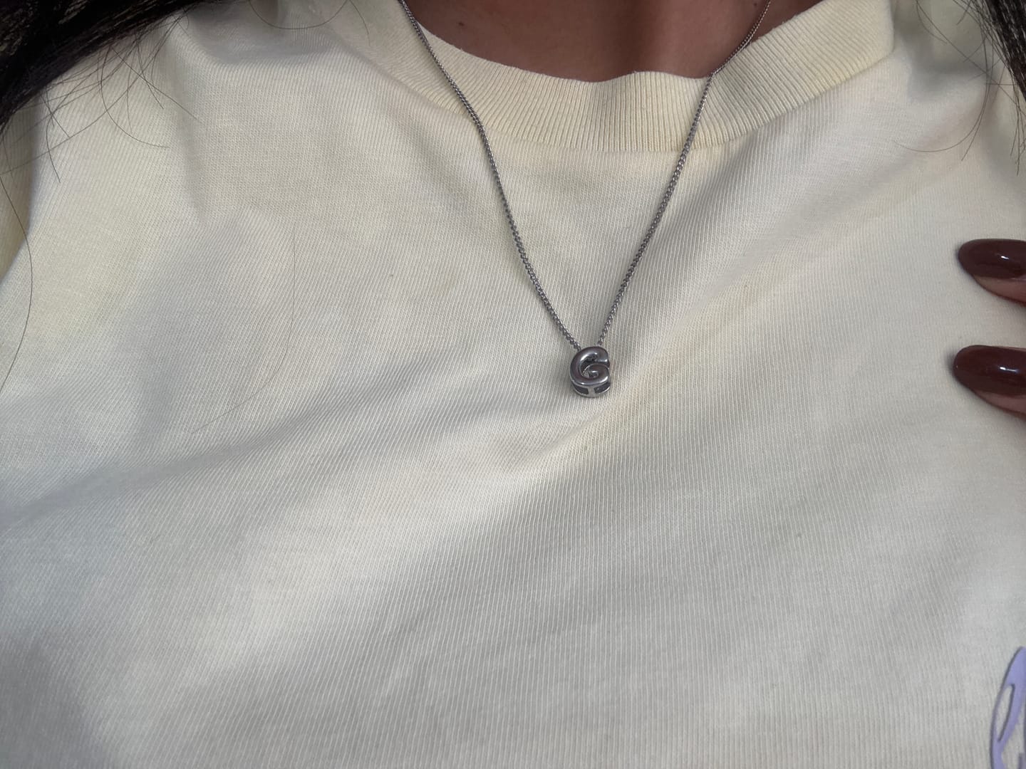 Customer photo review of Collar Plateado Mini Inicial Bubble
