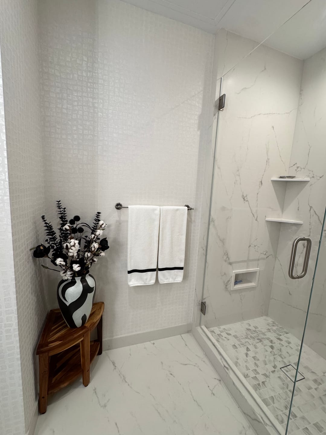 Customer photo review of Galerie GH64861-23 Manhattan / Loft Tile White Wallpaper