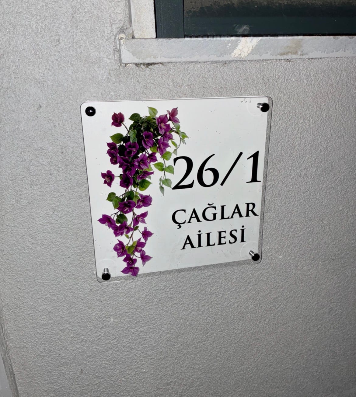 Customer photo review of Kişiye Özel Mor Sarmaşık Çiçekli Kapı İsimliği