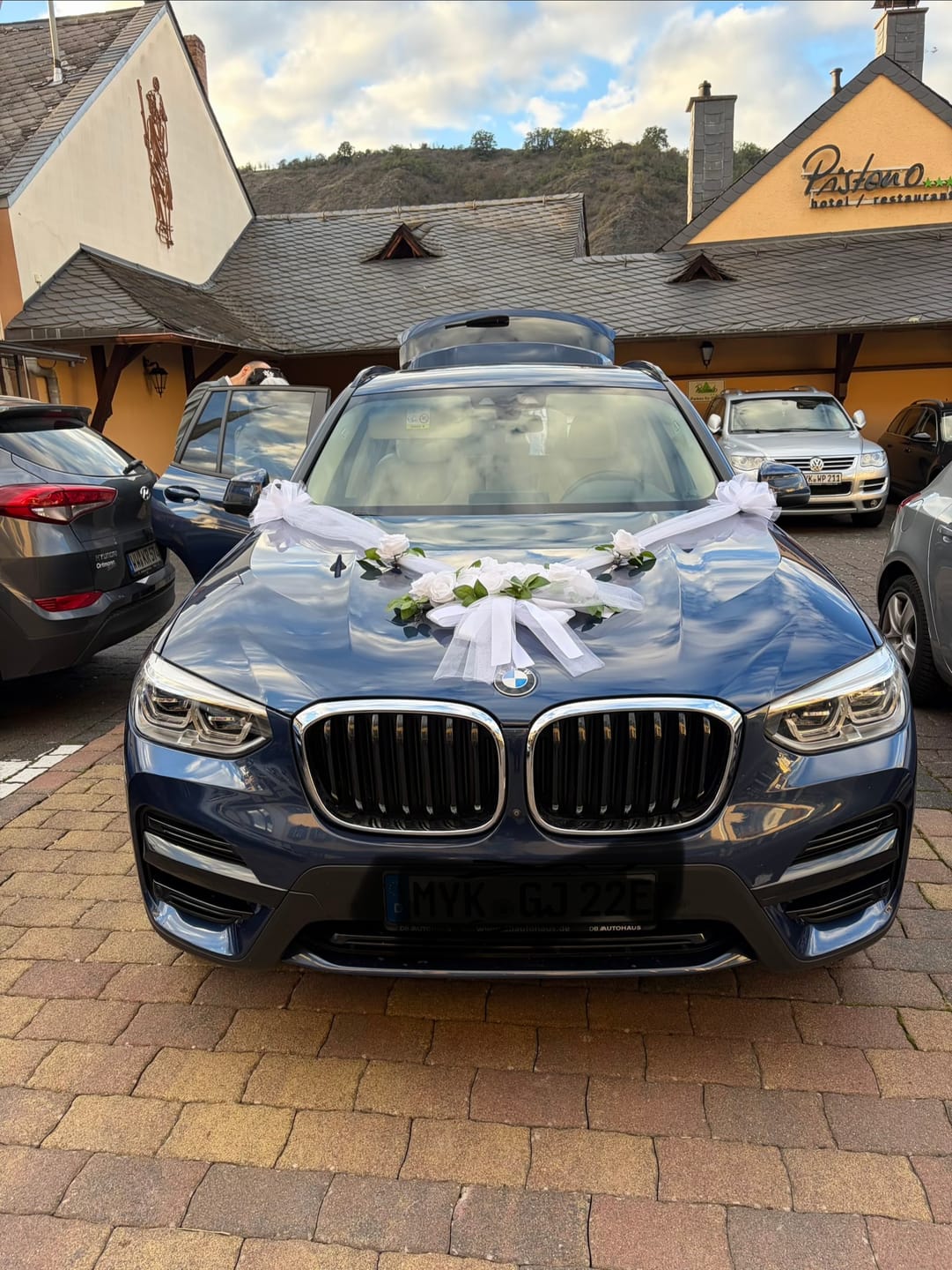 Customer photo review of Autoschmuck Hochzeit Blumendeko Motorhaube - DAPHNE