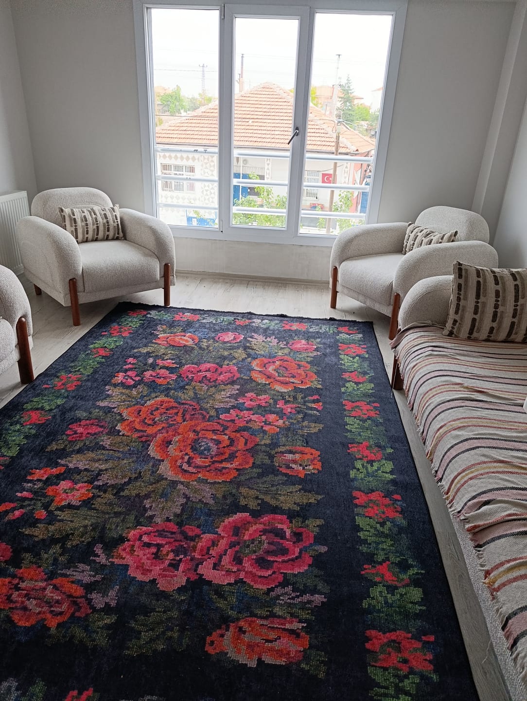 Customer photo review of Outlet Dijital Baskı Halı Siyah - Kırmızı Klasik Çiçek Desenli 200x300 cm
