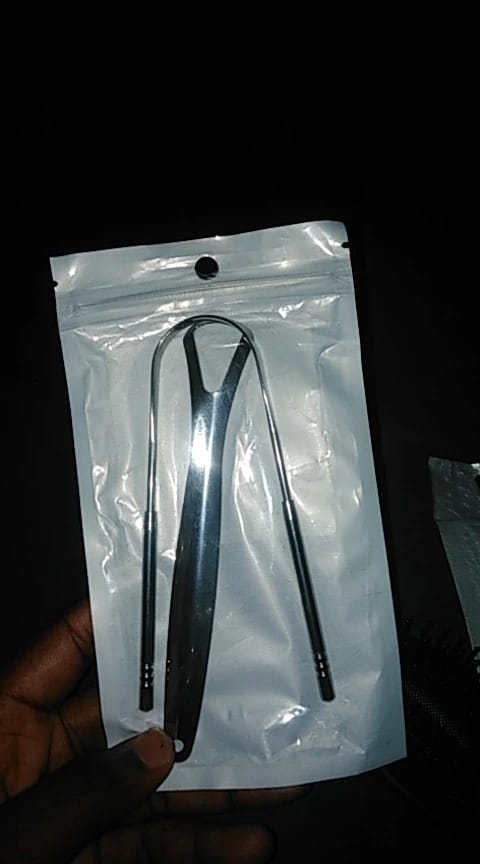 Customer photo review of 1/2Pcs Tongue Scraper Stainless Steel Tongue Cleaner Oral Care Hygiene Scraper Dental Oral Care Hygiene Health Care Tool