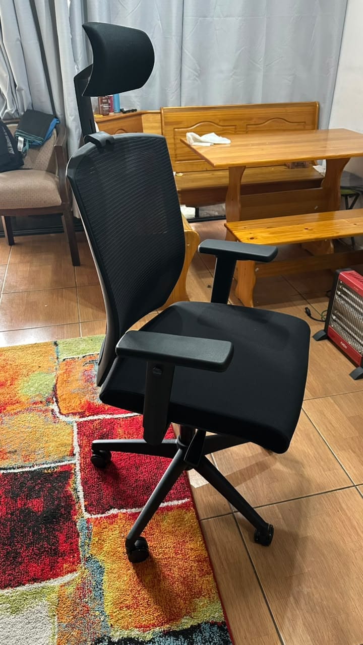 Customer photo review of Silla Oficina Taylor Syncro Negro con cabecero