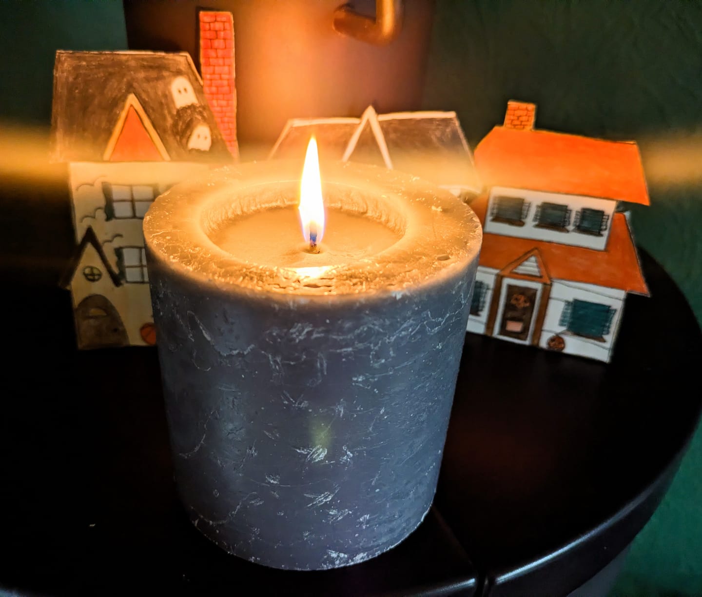 Customer photo review of Haunted House Halloween-Stumpenkerze – Smoked Wood & Oud