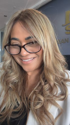 Customer's blonde hair looking bright and healthy after using the Milkshake Icy Blonde Holiday Gift Set.