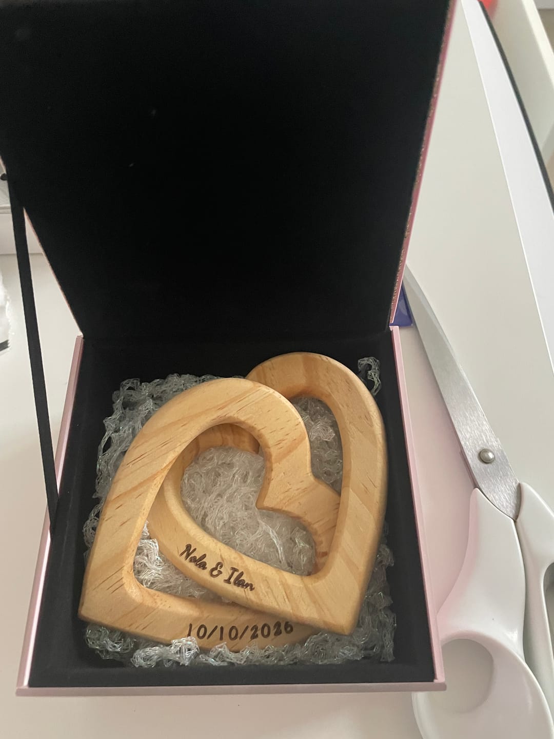 Customer photo review of Nos cœurs - Cœurs personnalisés en bois véritable gravés avec noms et date