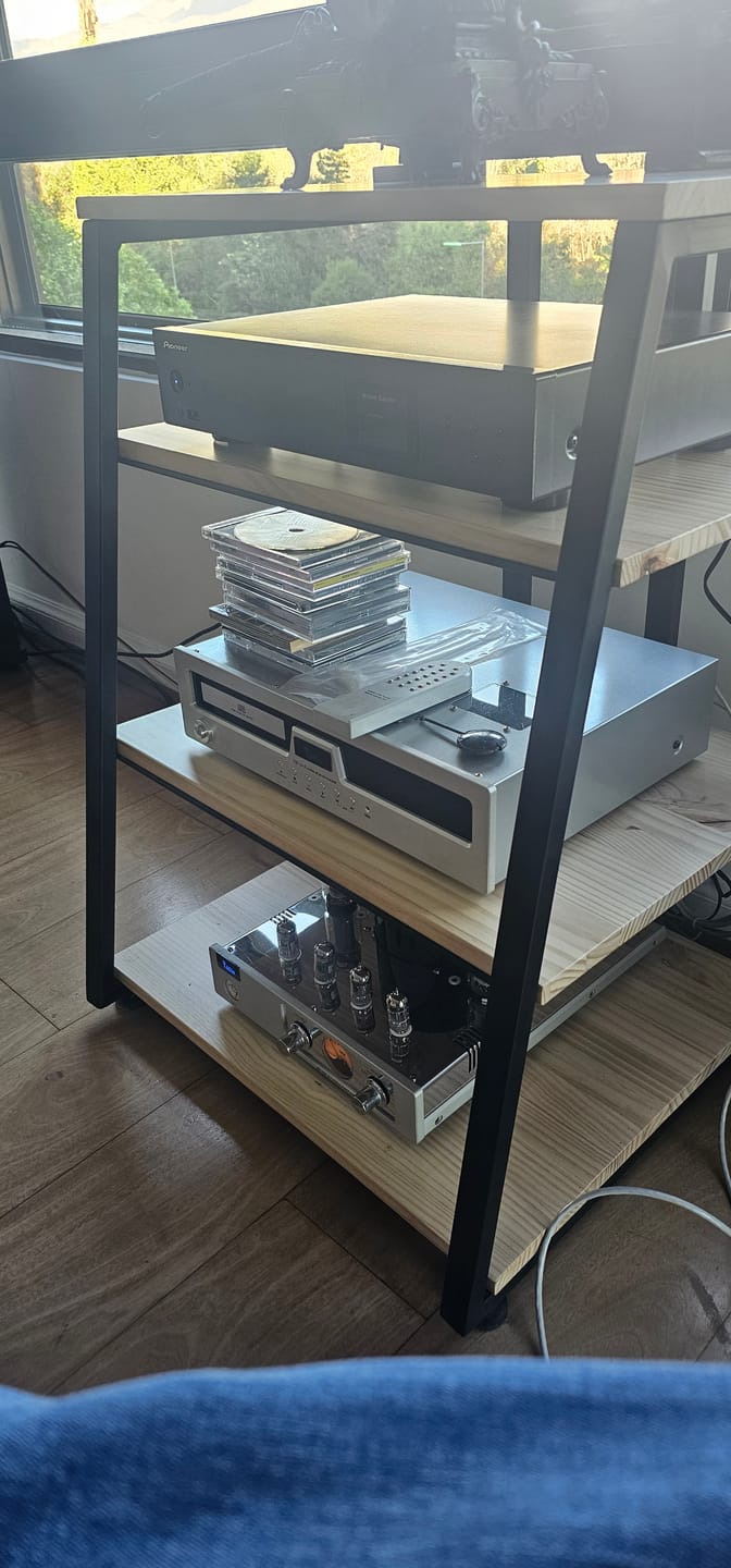 Customer photo review of Mueble Vinilos Aukan repisas