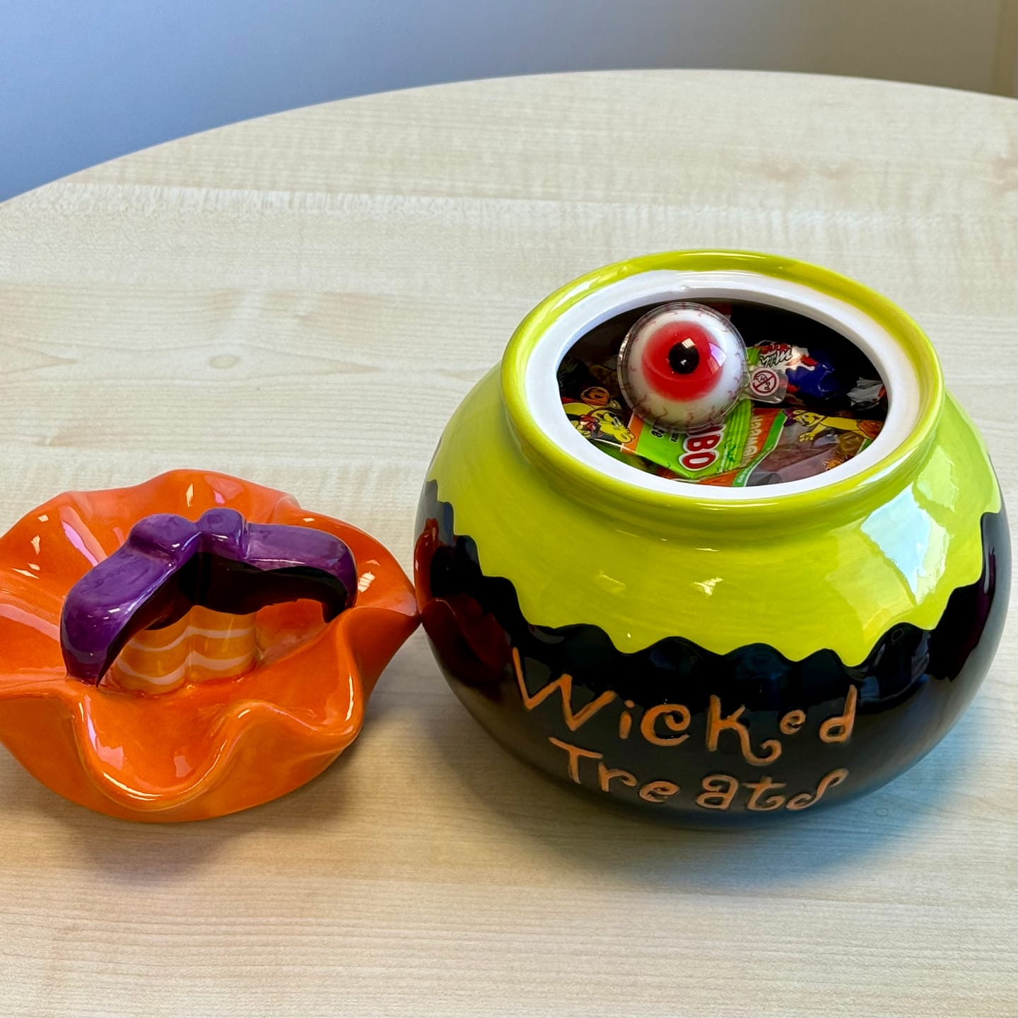Customer photo review of Halloween Keksdose Wicked Treats im Hexenkessel-Design