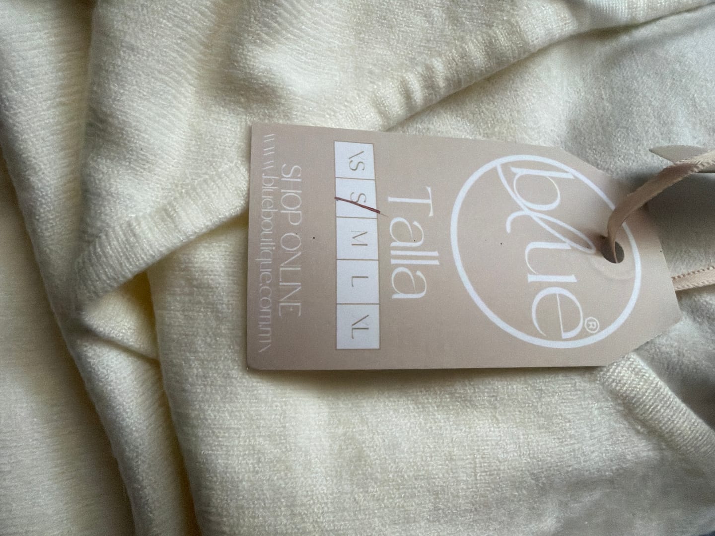 Customer photo review of Vestido midi tejido off white con cinturón