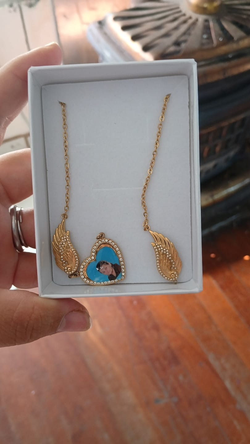 Customer photo review of Collana Ali Di Ricordo Con Foto