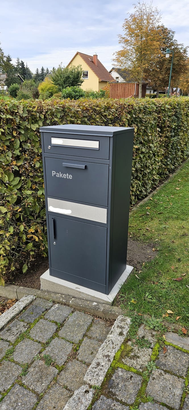 Customer photo review of Paketbox PB1 mit Briefkasten | anthrazit - RAL7016 | personalisiert mit Edelstahl-Schild