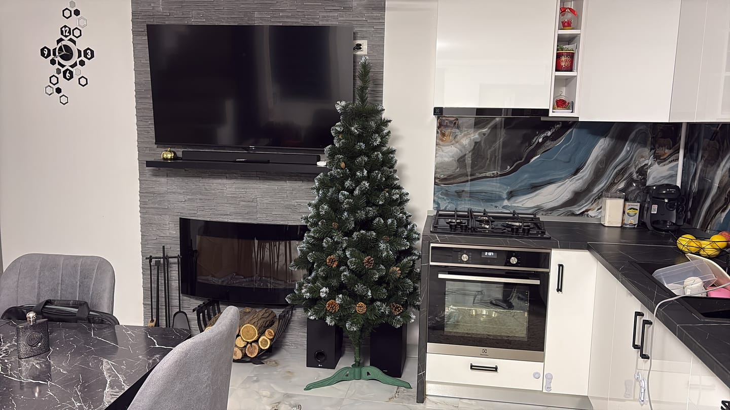 Customer photo review of Brad artificial de Crăciun Pădure de Iarnă, nins cu conuri naturale, 2D, 180 cm